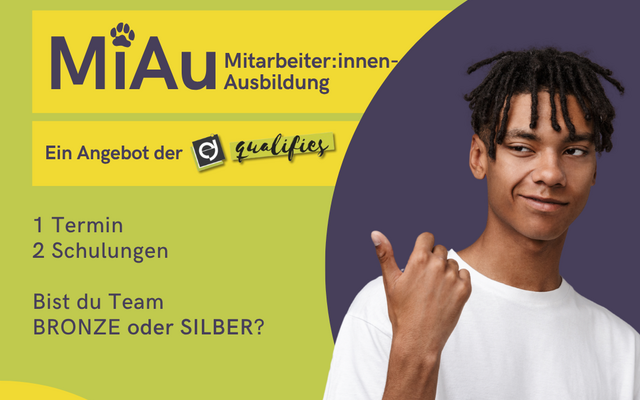 Jugendlicher POC, lächelnd mit MiAu Schriftzug