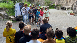 Bild zeigt Kinder bei der Freizeit 6 days, die einen Tanz vorführen.